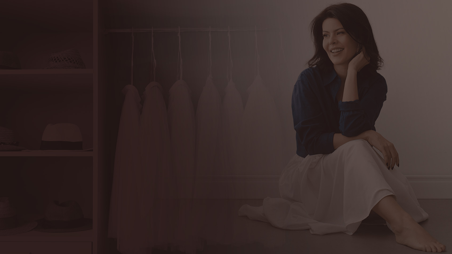 Mulher organizando roupas com um tablet